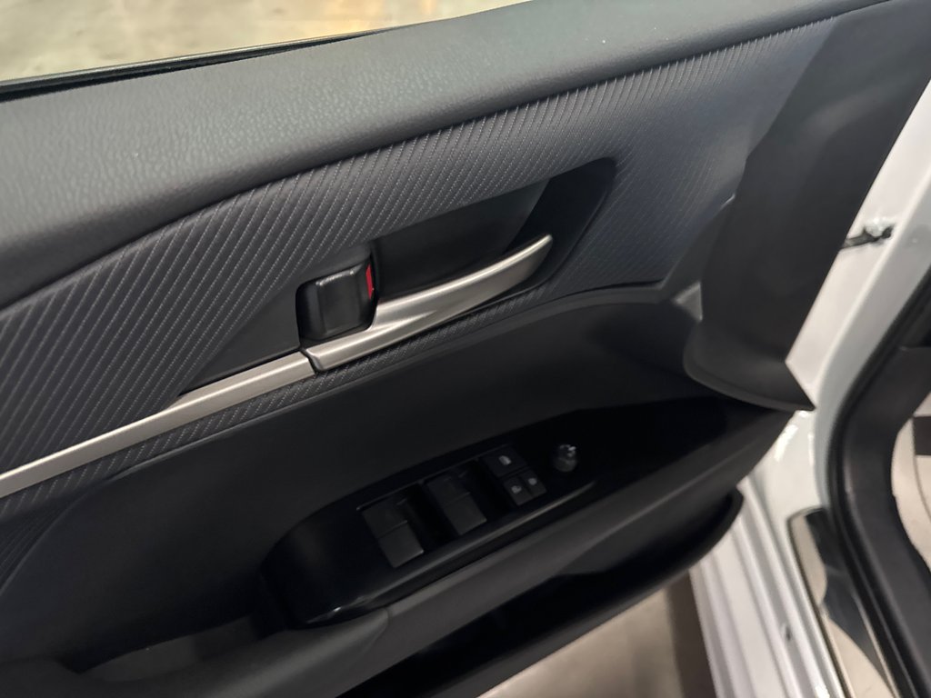 2025 Toyota Camry SE in Saint-Jean-Sur-Richelieu, Quebec - 12 - w1024h768px