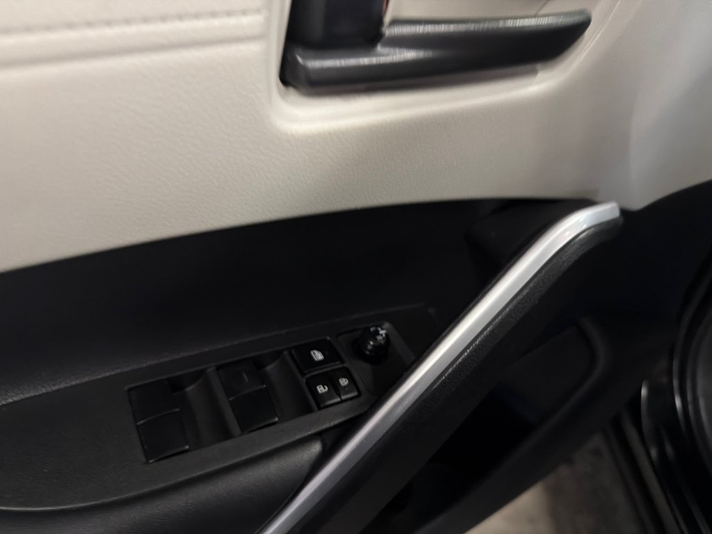 2022 Toyota Corolla Cross L in Saint-Jean-Sur-Richelieu, Quebec - 11 - w1024h768px
