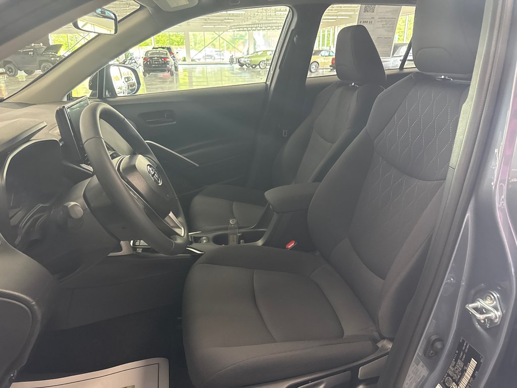 2025 Toyota COROLLA CROSS LE in Saint-Jean-Sur-Richelieu, Quebec - 8 - w1024h768px