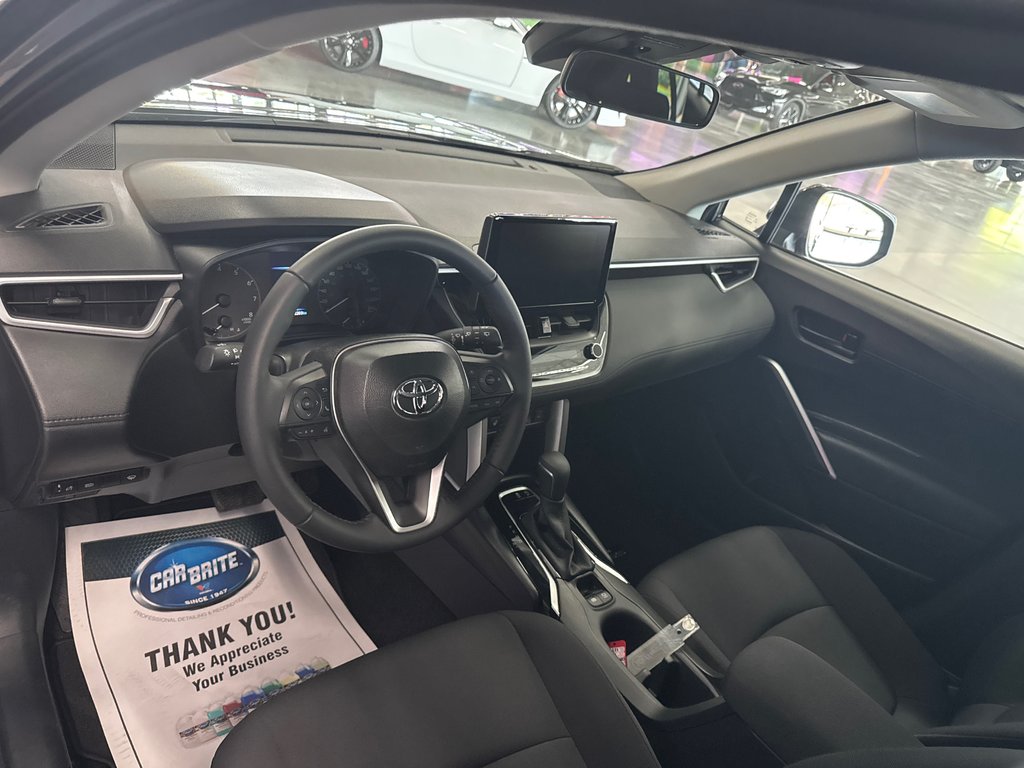 2025 Toyota COROLLA CROSS LE in Saint-Jean-Sur-Richelieu, Quebec - 9 - w1024h768px