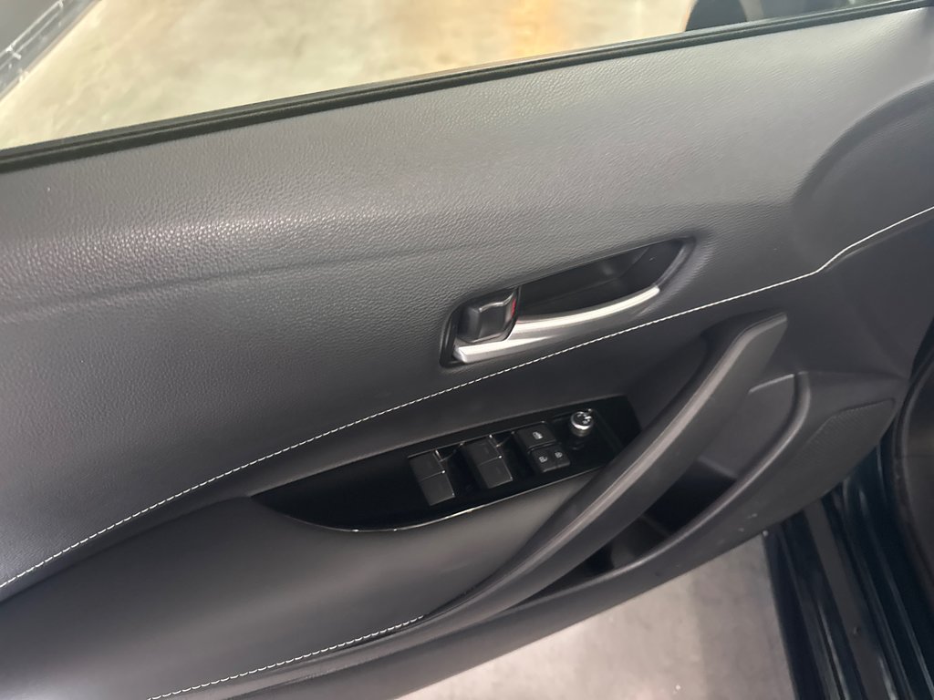 2020 Toyota Corolla Hatchback BASE in Saint-Jean-Sur-Richelieu, Quebec - 9 - w1024h768px