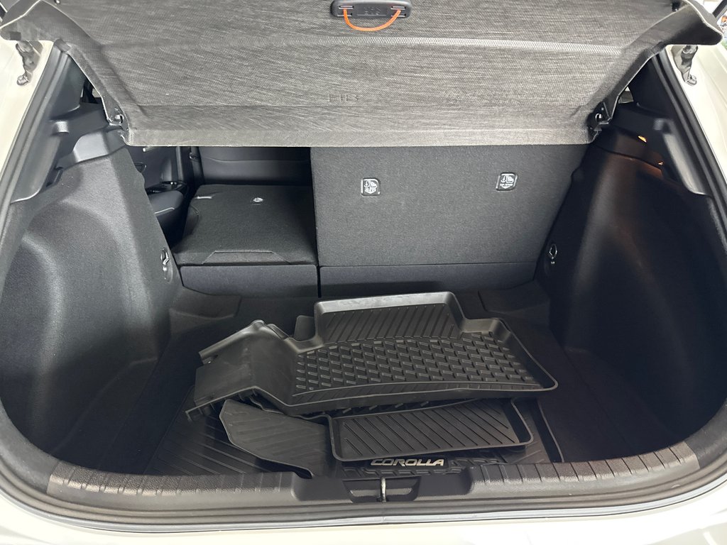 2021 Toyota Corolla Hatchback SE in Saint-Jean-Sur-Richelieu, Quebec - 4 - w1024h768px