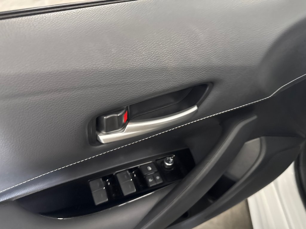 2021 Toyota Corolla Hatchback SE in Saint-Jean-Sur-Richelieu, Quebec - 12 - w1024h768px