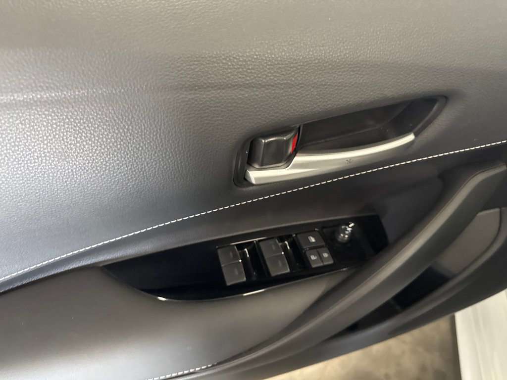 2022 Toyota Corolla Hatchback SE in Saint-Jean-Sur-Richelieu, Quebec - 10 - w1024h768px