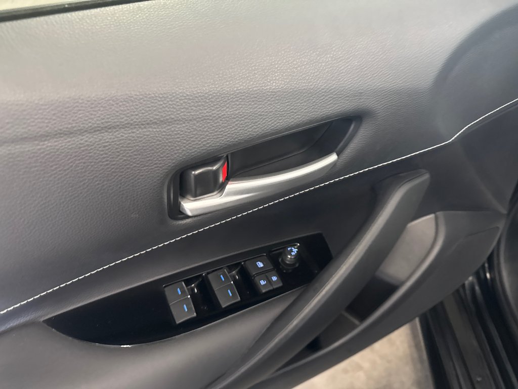 2022 Toyota Corolla Hatchback SE in Saint-Jean-Sur-Richelieu, Quebec - 12 - w1024h768px