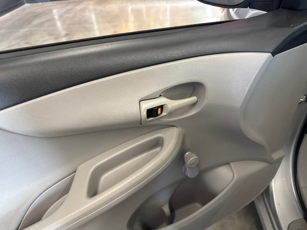2012 Toyota Corolla CE in Saint-Jean-Sur-Richelieu, Quebec - 11 - w1024h768px
