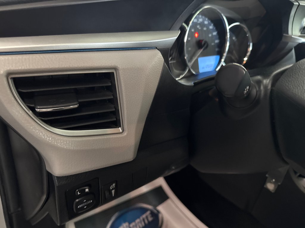 2014 Toyota Corolla LE in Saint-Jean-Sur-Richelieu, Quebec - 11 - w1024h768px