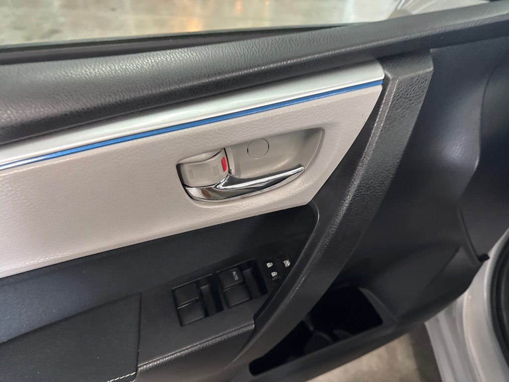 2014 Toyota Corolla LE in Saint-Jean-Sur-Richelieu, Quebec - 10 - w1024h768px