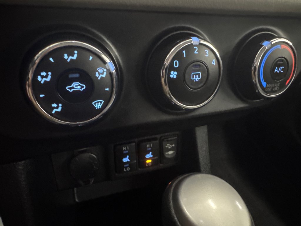 2014 Toyota Corolla LE in Saint-Jean-Sur-Richelieu, Quebec - 15 - w1024h768px