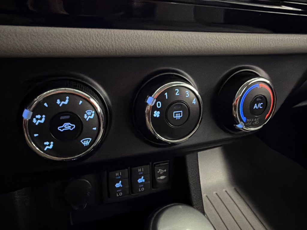 2014 Toyota Corolla LE in Saint-Jean-Sur-Richelieu, Quebec - 17 - w1024h768px