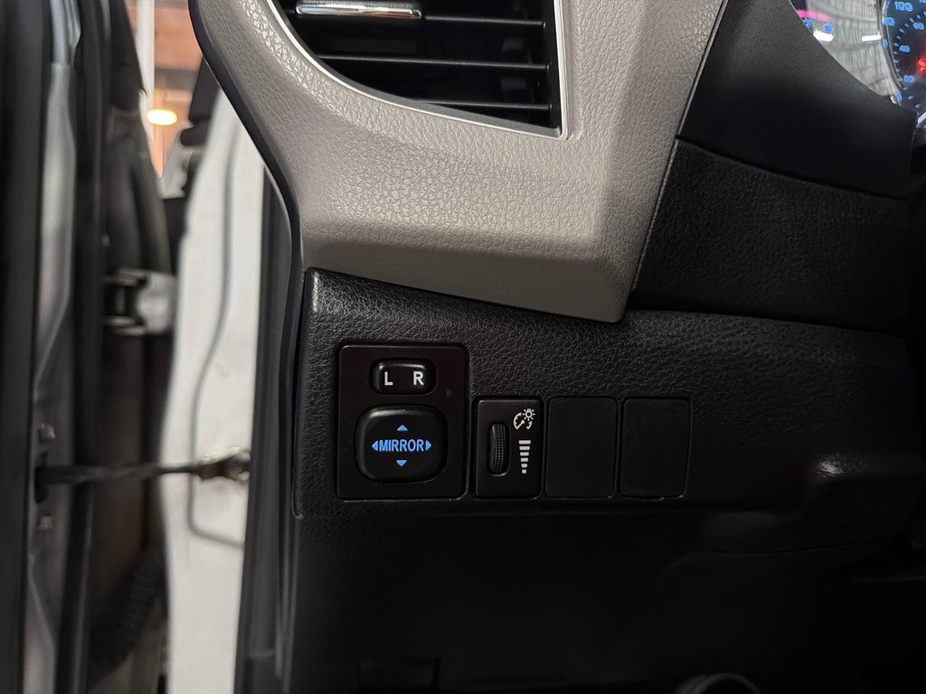 2014 Toyota Corolla LE in Saint-Jean-Sur-Richelieu, Quebec - 13 - w1024h768px