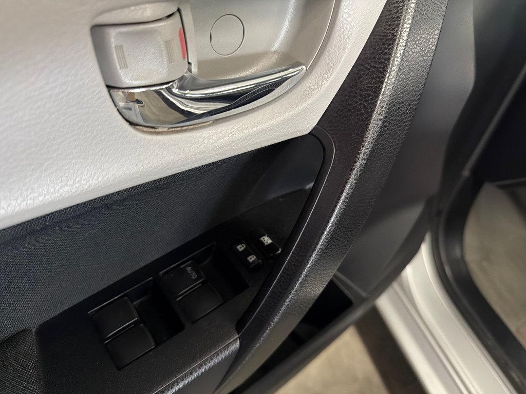 2014 Toyota Corolla LE in Saint-Jean-Sur-Richelieu, Quebec - 11 - w1024h768px