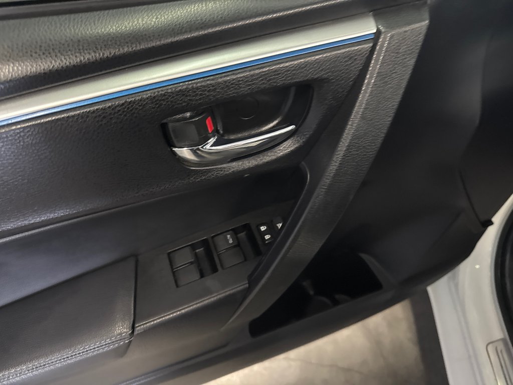 2015 Toyota Corolla S in Saint-Jean-Sur-Richelieu, Quebec - 13 - w1024h768px