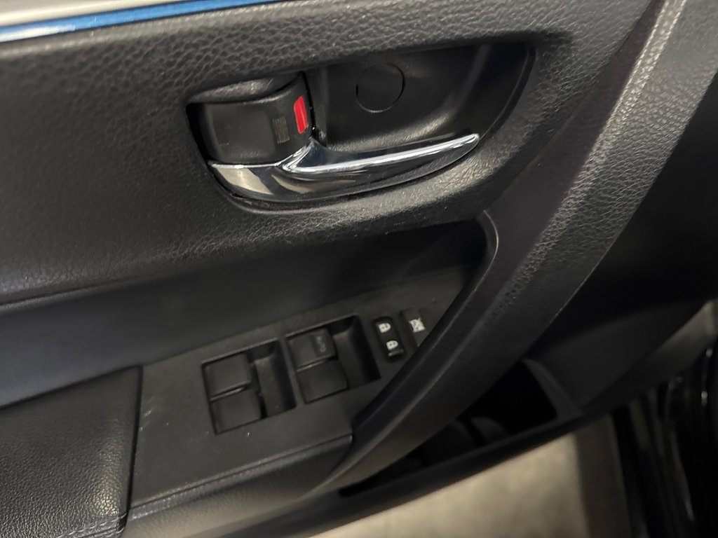2015 Toyota Corolla S in Saint-Jean-Sur-Richelieu, Quebec - 10 - w1024h768px