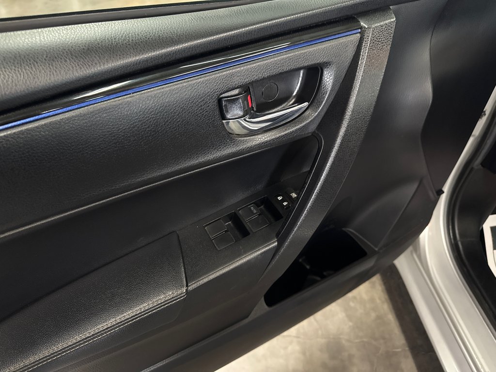 2018 Toyota Corolla XSE in Saint-Jean-Sur-Richelieu, Quebec - 14 - w1024h768px