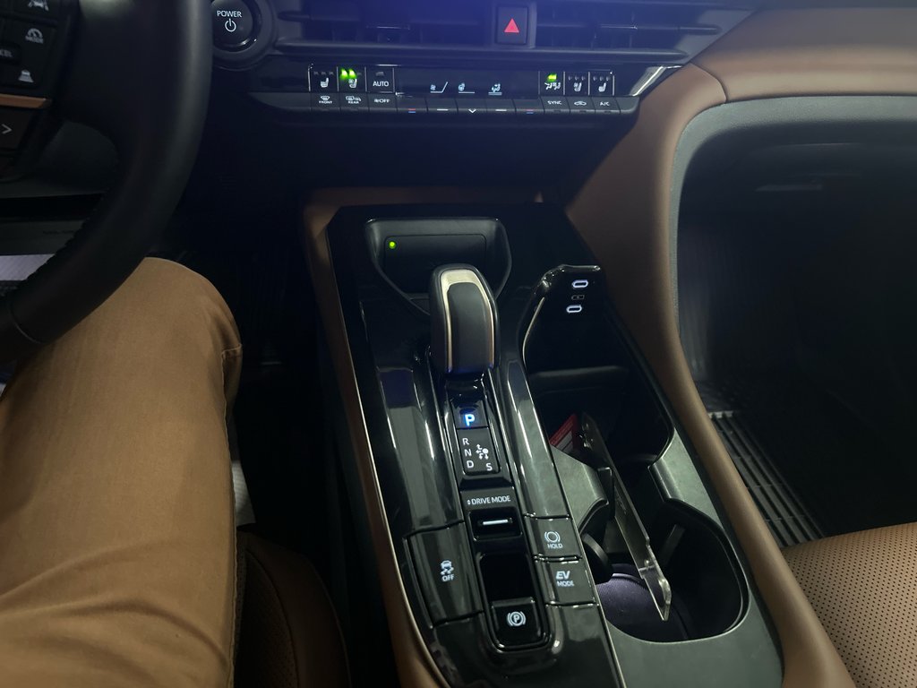 2025 Toyota Crown Signia Limited ensemble technologie avancé in Saint-Jean-Sur-Richelieu, Quebec - 19 - w1024h768px