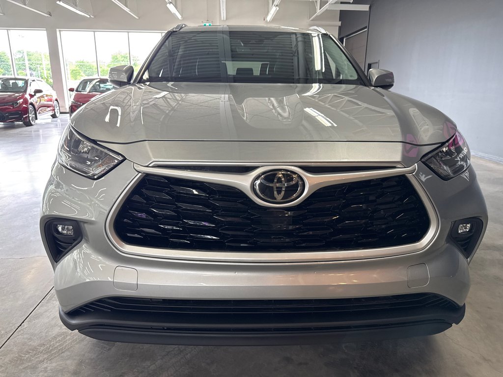 2021 Toyota Highlander XLE in Saint-Jean-Sur-Richelieu, Quebec - 3 - w1024h768px