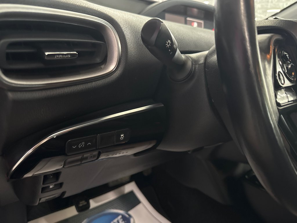 2020 Toyota PRIUS PRIME GROUPE AMÉLIORÉ in Saint-Jean-Sur-Richelieu, Quebec - 12 - w1024h768px