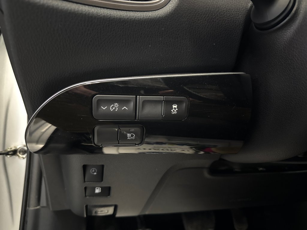 2021 Toyota Prius Prime in Saint-Jean-Sur-Richelieu, Quebec - 16 - w1024h768px