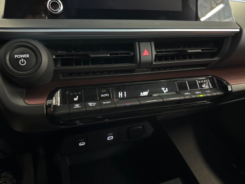 2023 Toyota Prius Prime SE in Saint-Jean-Sur-Richelieu, Quebec - 17 - w1024h768px