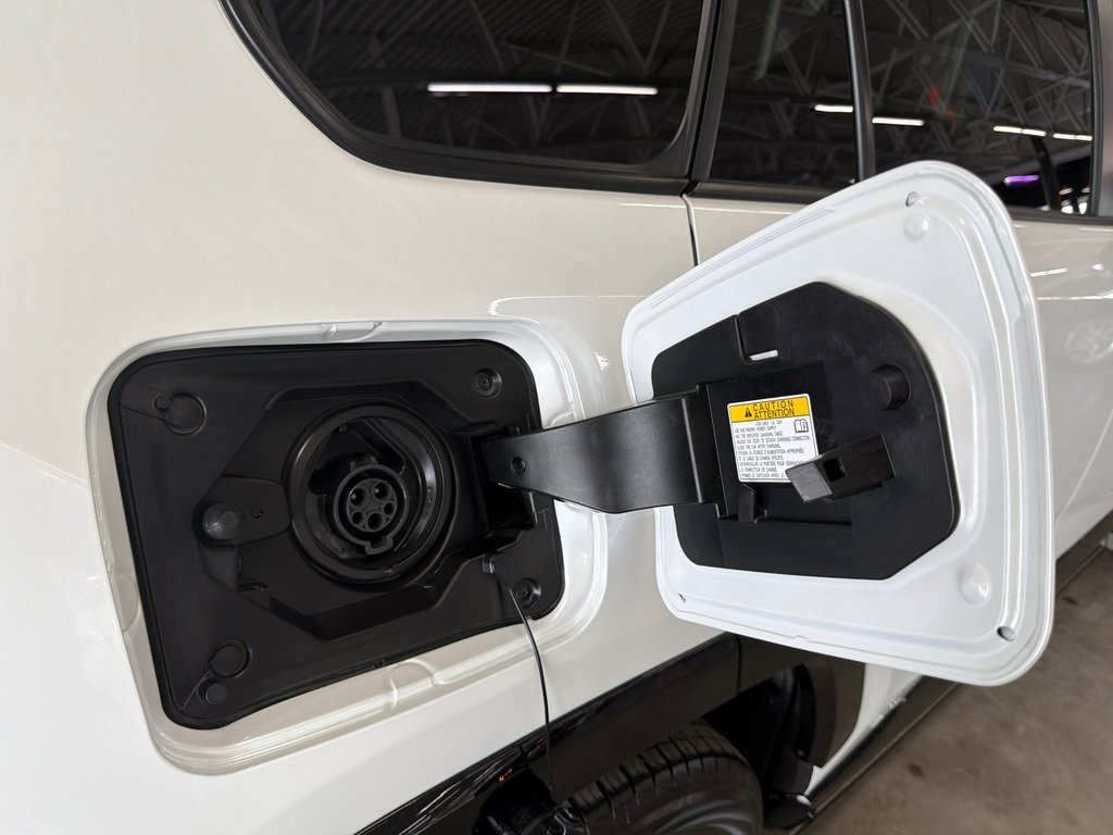 2023 Toyota RAV4 Prime XSE in Saint-Jean-Sur-Richelieu, Quebec - 7 - w1024h768px