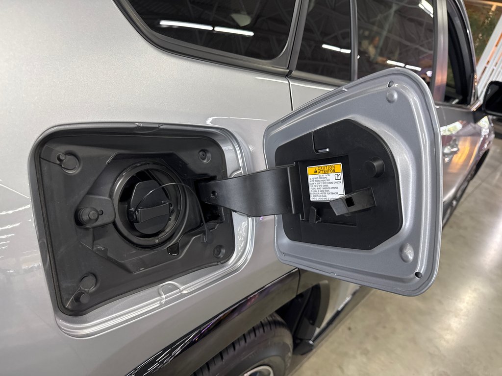 2024 Toyota RAV4 Prime SE in Saint-Jean-Sur-Richelieu, Quebec - 8 - w1024h768px