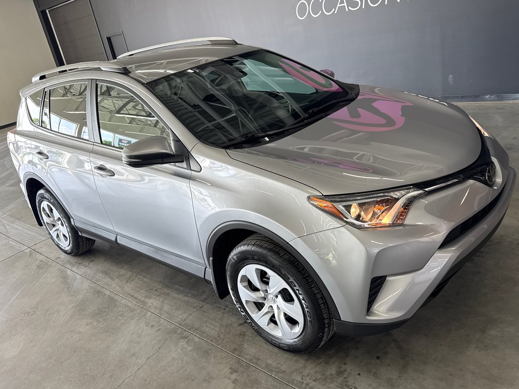 2018 Toyota RAV4 LE in Saint-Jean-Sur-Richelieu, Quebec - 2 - w1024h768px