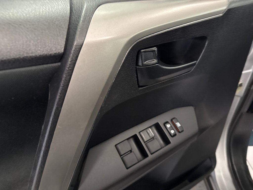 2018 Toyota RAV4 LE in Saint-Jean-Sur-Richelieu, Quebec - 9 - w1024h768px
