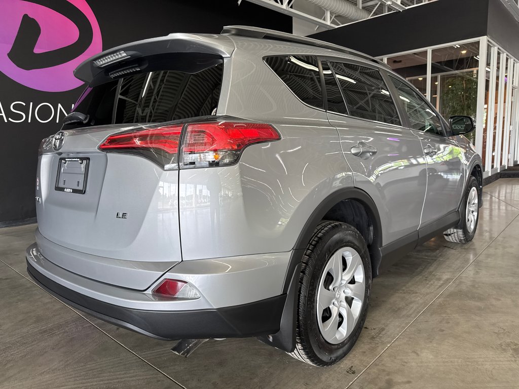 2018 Toyota RAV4 LE in Saint-Jean-Sur-Richelieu, Quebec - 4 - w1024h768px