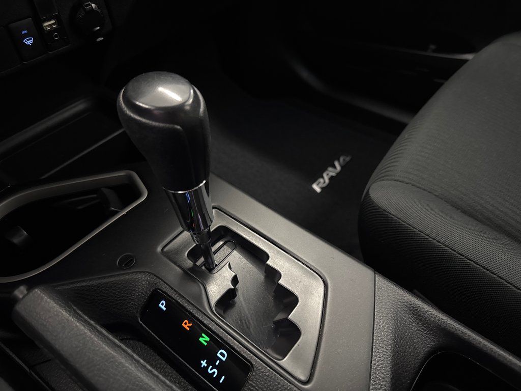 2018 Toyota RAV4 LE in Saint-Jean-Sur-Richelieu, Quebec - 15 - w1024h768px