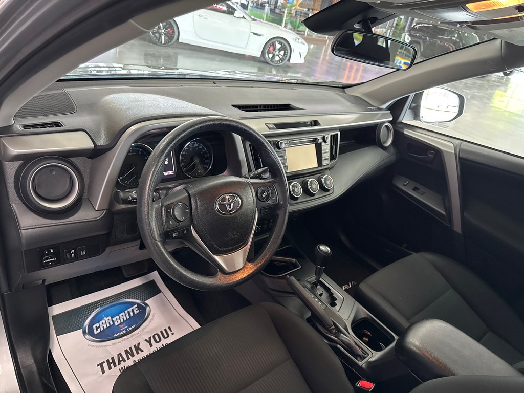 2018 Toyota RAV4 LE in Saint-Jean-Sur-Richelieu, Quebec - 8 - w1024h768px
