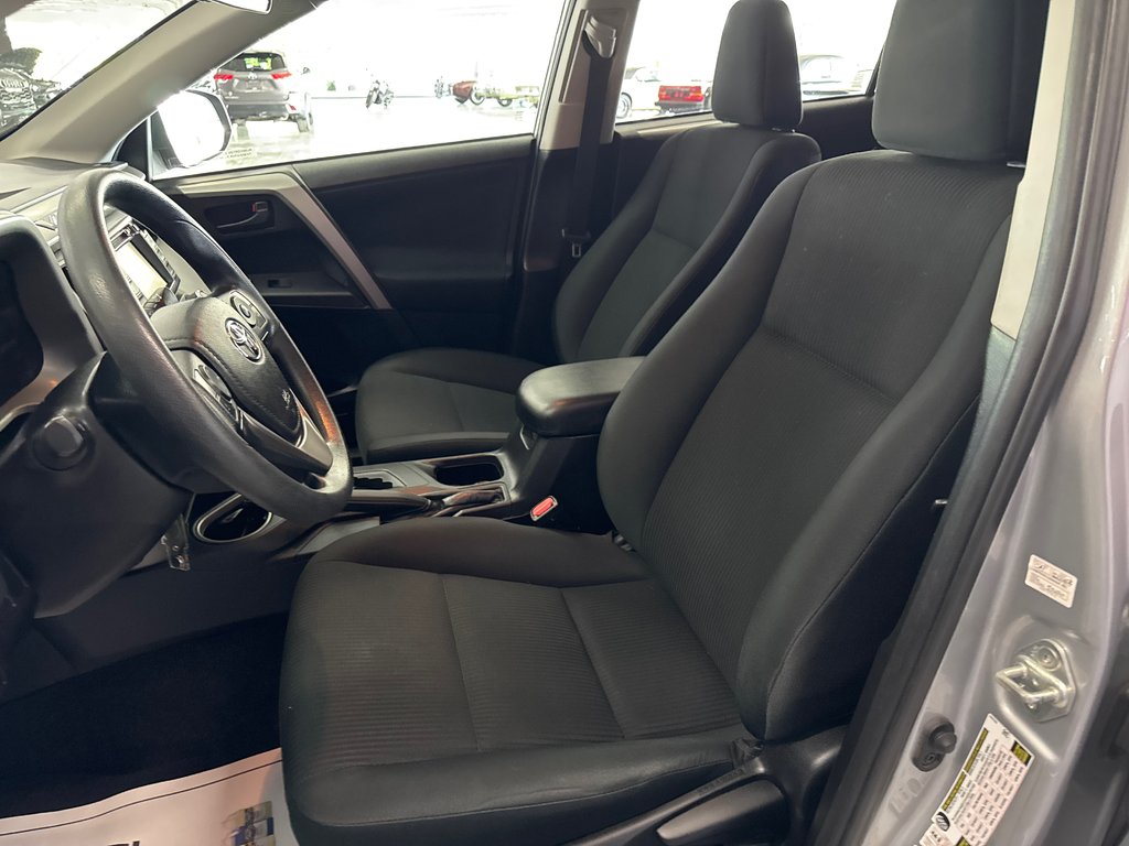 2018 Toyota RAV4 LE in Saint-Jean-Sur-Richelieu, Quebec - 7 - w1024h768px