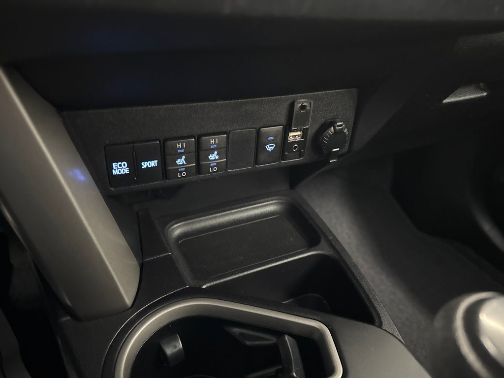 2018 Toyota RAV4 LE in Saint-Jean-Sur-Richelieu, Quebec - 14 - w1024h768px