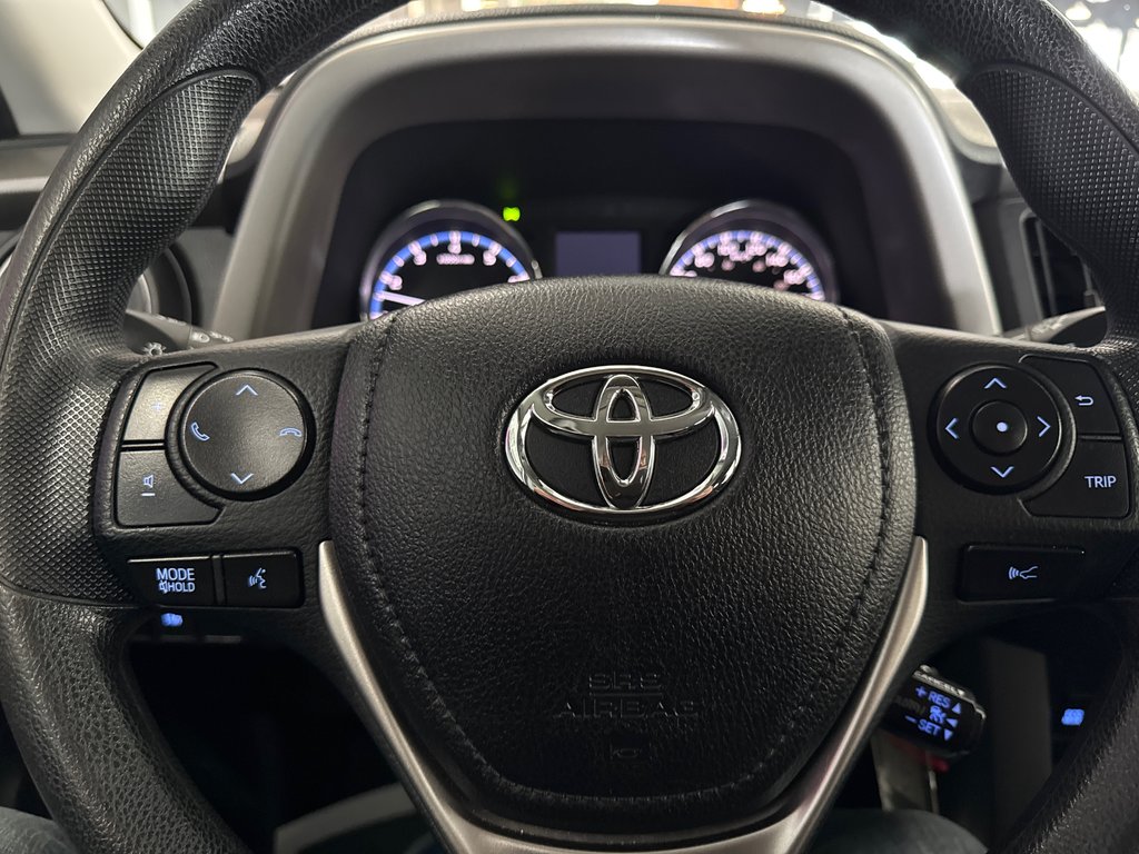 2018 Toyota RAV4 LE in Saint-Jean-Sur-Richelieu, Quebec - 11 - w1024h768px