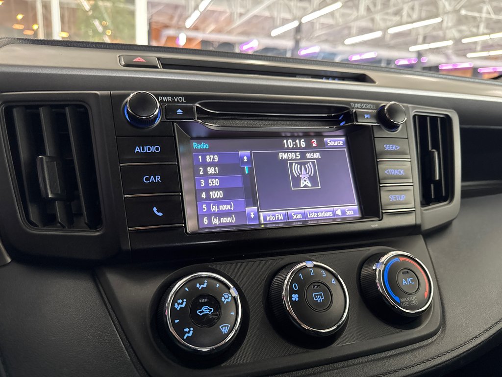 2018 Toyota RAV4 LE in Saint-Jean-Sur-Richelieu, Quebec - 13 - w1024h768px