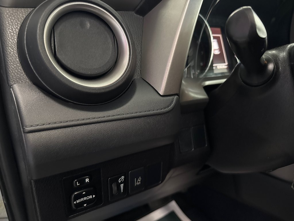 2018 Toyota RAV4 LE in Saint-Jean-Sur-Richelieu, Quebec - 10 - w1024h768px