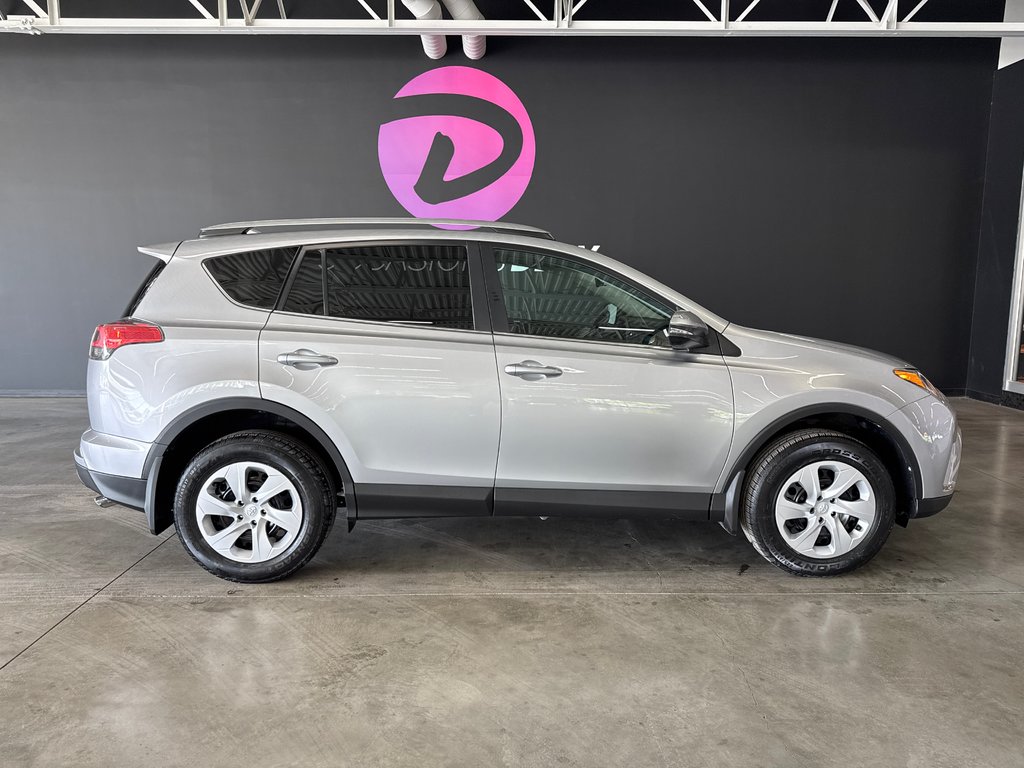 2018 Toyota RAV4 LE in Saint-Jean-Sur-Richelieu, Quebec - 1 - w1024h768px