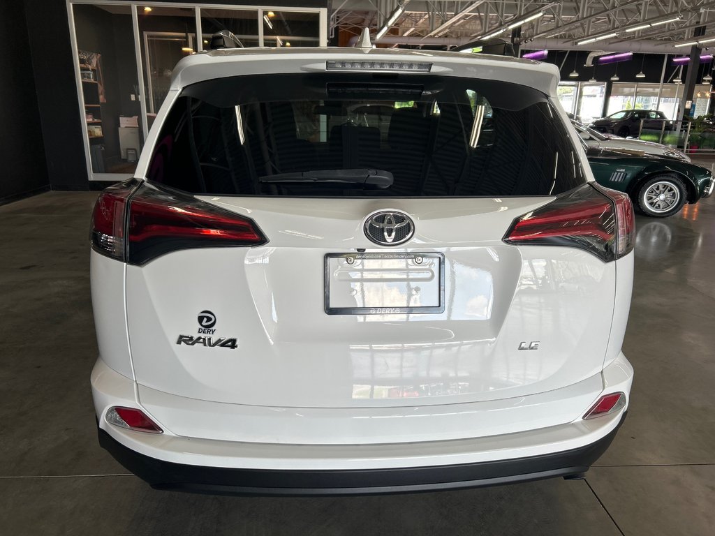 2018 Toyota RAV4 LE in Saint-Jean-Sur-Richelieu, Quebec - 6 - w1024h768px