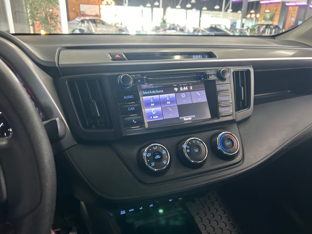2018 Toyota RAV4 LE in Saint-Jean-Sur-Richelieu, Quebec - 14 - w1024h768px