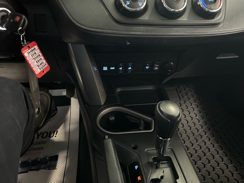 2018 Toyota RAV4 LE in Saint-Jean-Sur-Richelieu, Quebec - 16 - w1024h768px