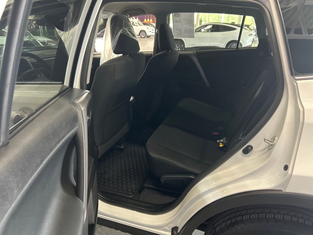 2018 Toyota RAV4 LE in Saint-Jean-Sur-Richelieu, Quebec - 17 - w1024h768px