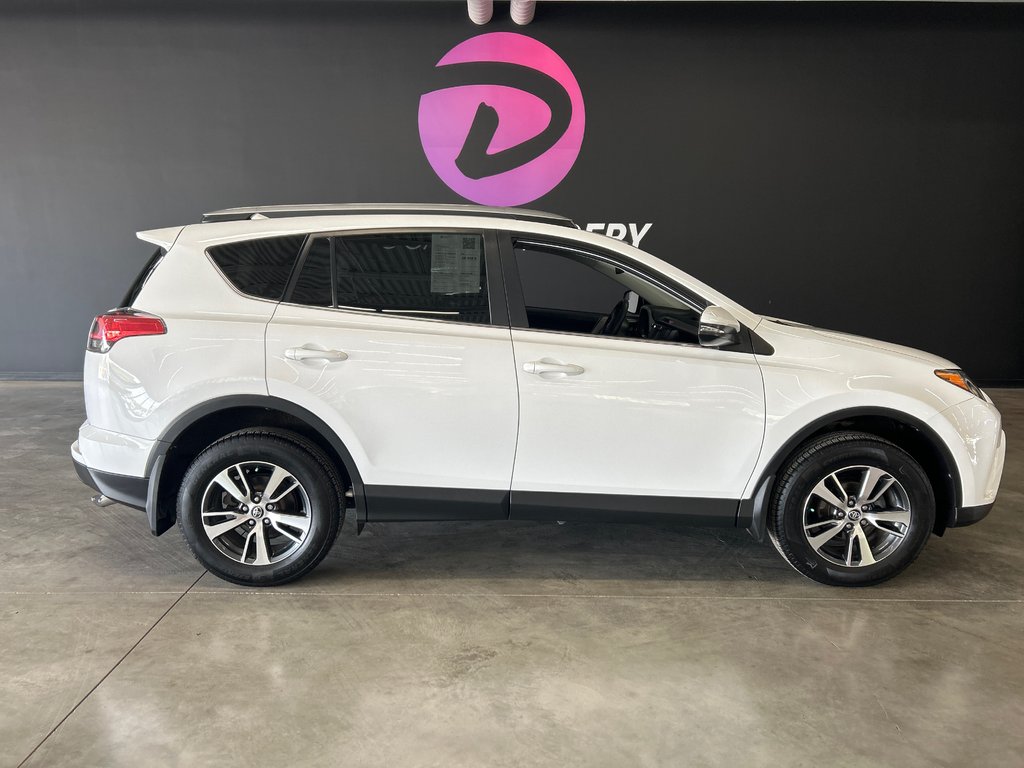 2018 Toyota RAV4 LE in Saint-Jean-Sur-Richelieu, Quebec - 1 - w1024h768px