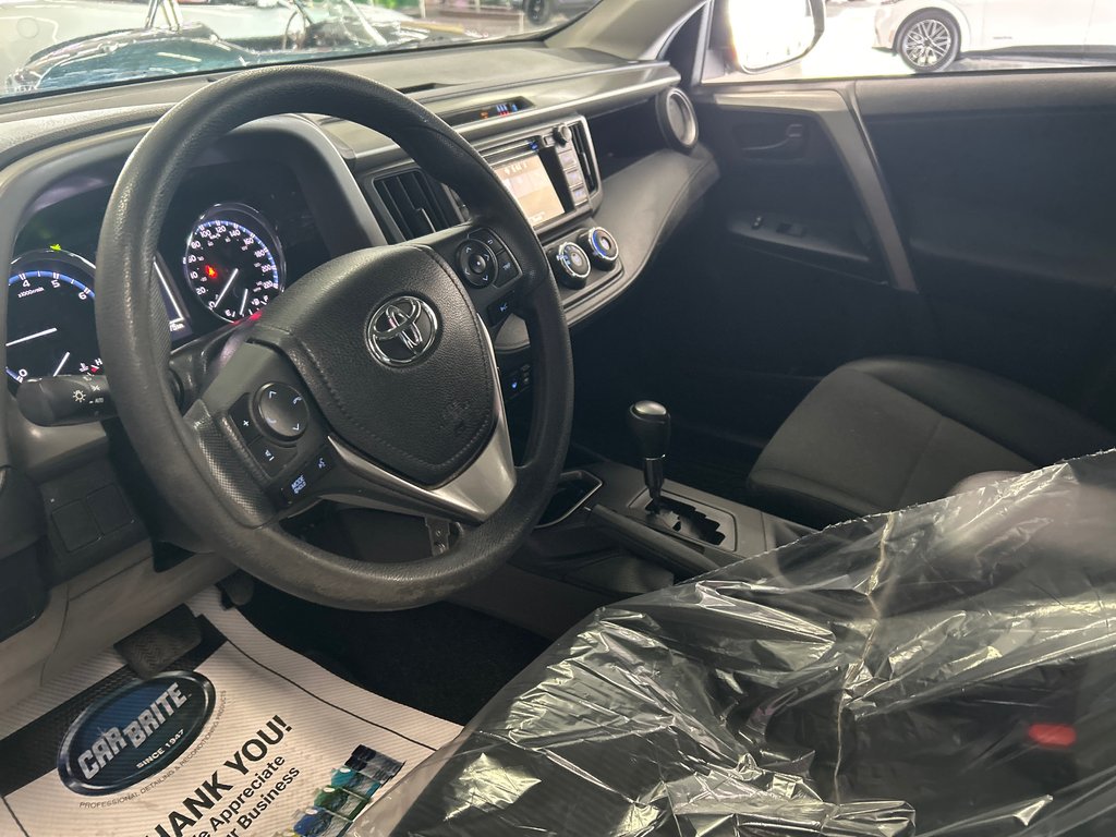 2018 Toyota RAV4 LE in Saint-Jean-Sur-Richelieu, Quebec - 11 - w1024h768px