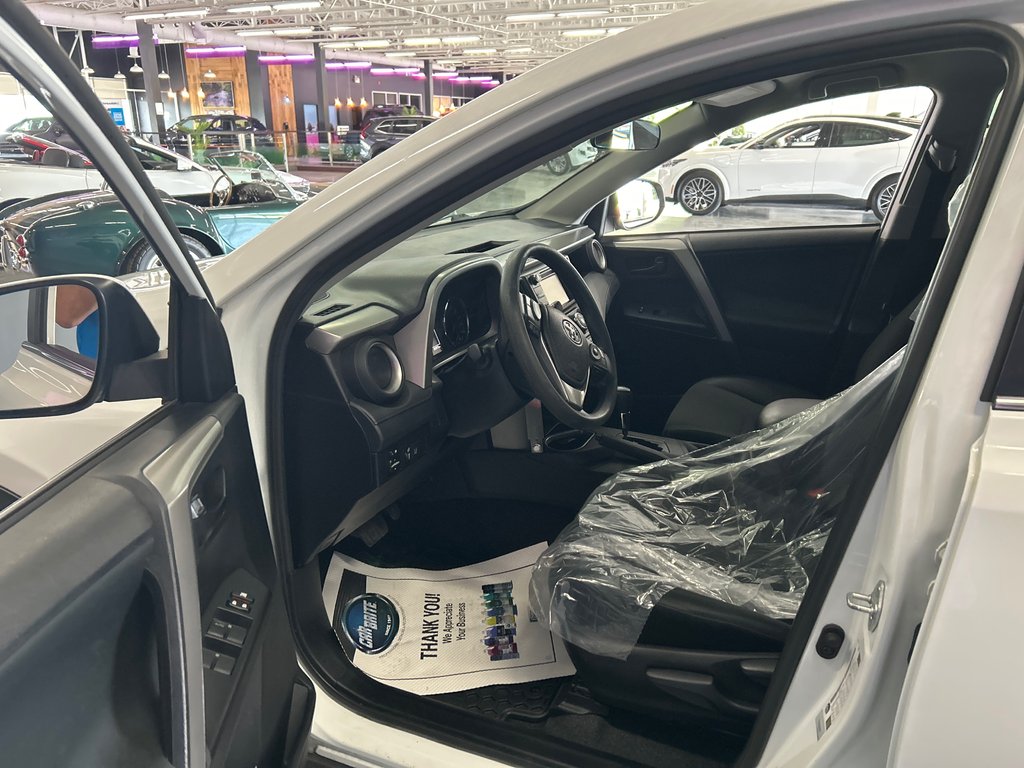 2018 Toyota RAV4 LE in Saint-Jean-Sur-Richelieu, Quebec - 10 - w1024h768px