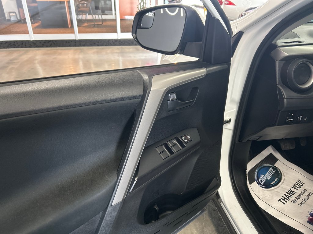2018 Toyota RAV4 LE in Saint-Jean-Sur-Richelieu, Quebec - 9 - w1024h768px