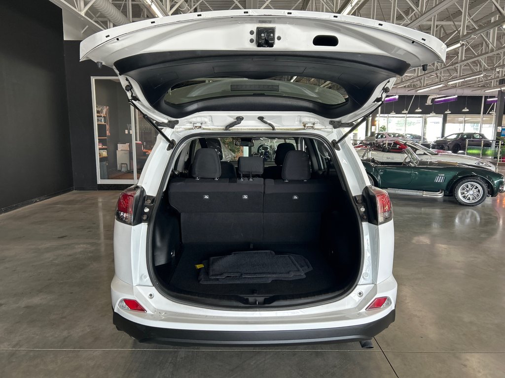 2018 Toyota RAV4 LE in Saint-Jean-Sur-Richelieu, Quebec - 7 - w1024h768px