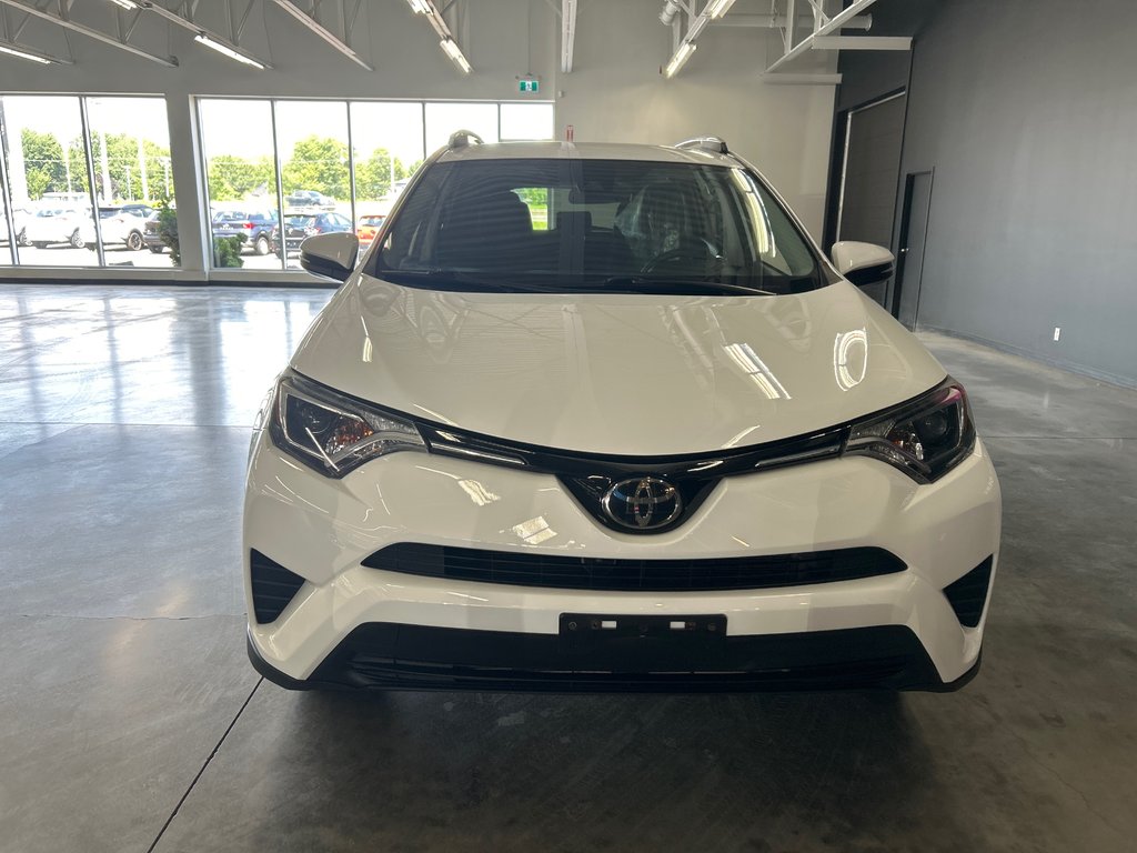 2018 Toyota RAV4 LE in Saint-Jean-Sur-Richelieu, Quebec - 2 - w1024h768px
