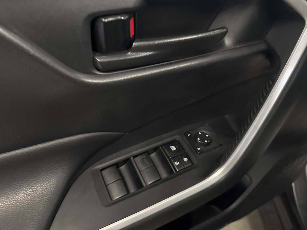 2020 Toyota RAV4 Hybrid LE in Saint-Jean-Sur-Richelieu, Quebec - 14 - w1024h768px
