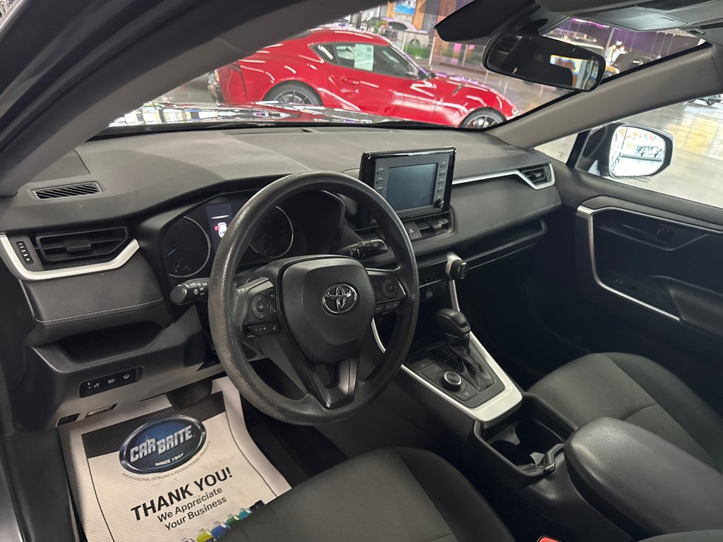 2020 Toyota RAV4 Hybrid LE in Saint-Jean-Sur-Richelieu, Quebec - 12 - w1024h768px