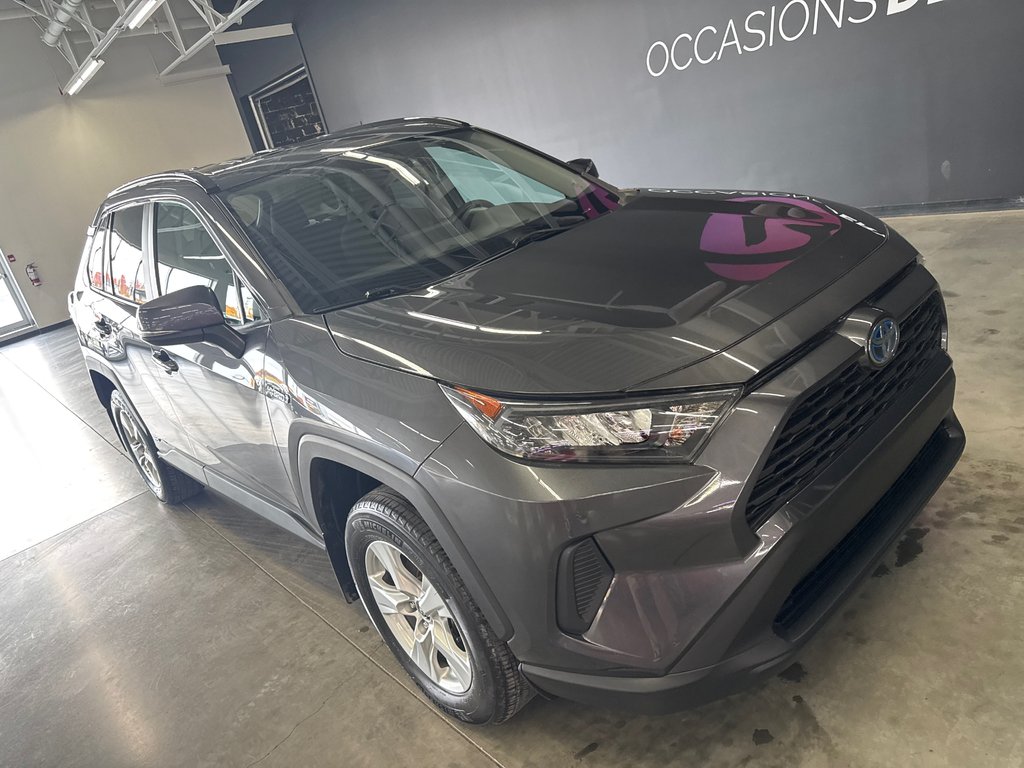 2020 Toyota RAV4 Hybrid LE in Saint-Jean-Sur-Richelieu, Quebec - 2 - w1024h768px
